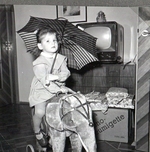 Uschi Vockenhuber mit Phono Eumigette und Fernseher